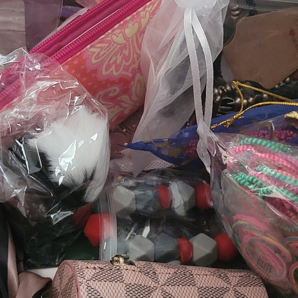 Winner is being select NOW!! Mystery Box + entry KATE SPADE Navy Blue & Cream - Picture 17 of 17